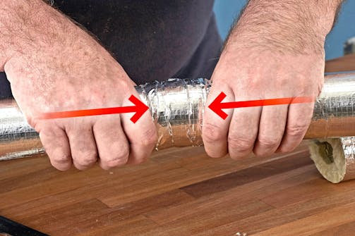 Rørskål trykkes sammen ved rørisolering i l-samling Rørskål trykkes sammen ved rørisolering i l-samling